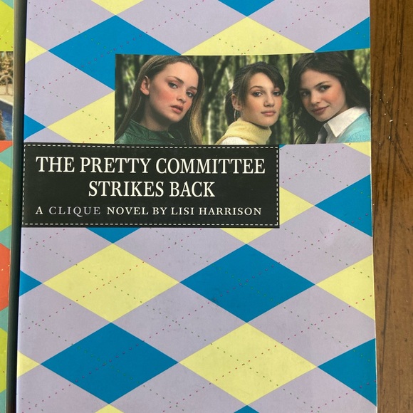 Set of 2 books of a clique novel by Lisi Harrison - Picture 2 of 5